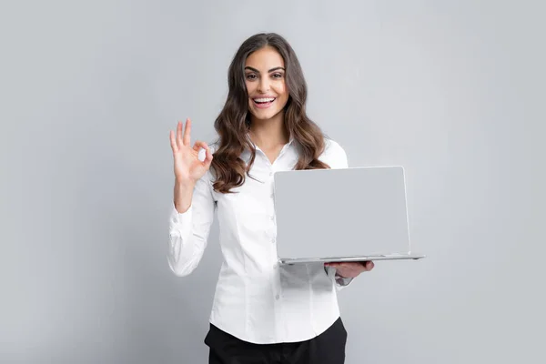 Cheerful Business Woman Standing Grey Wall Laptop Computer Portrait Pretty — Zdjęcie stockowe