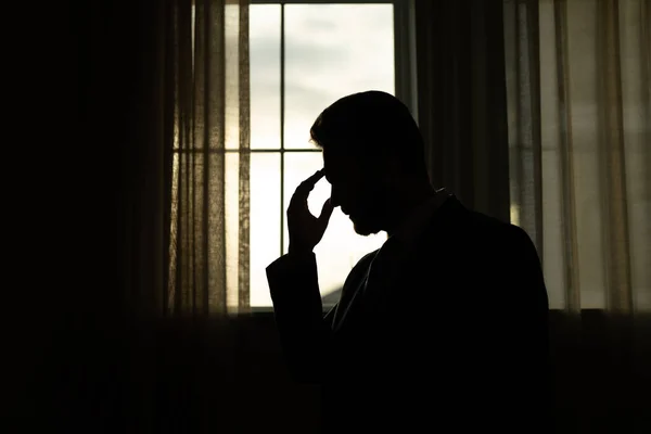 Droevige Man Met Laptop Kreeg Migraine Raakt Haar Hoofd Vanwege — Stockfoto