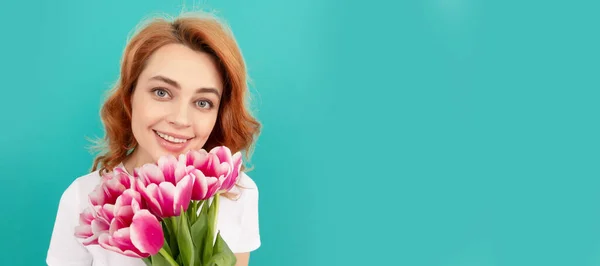 Volto Donna Felice Con Bouquet Fiori Tulipano Sfondo Blu Ritratto — Foto Stock
