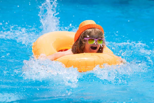Lato Jest Zabawne Pływanie Dzieci Basenie Bawić Się Pływającym Pierścieniem — Zdjęcie stockowe