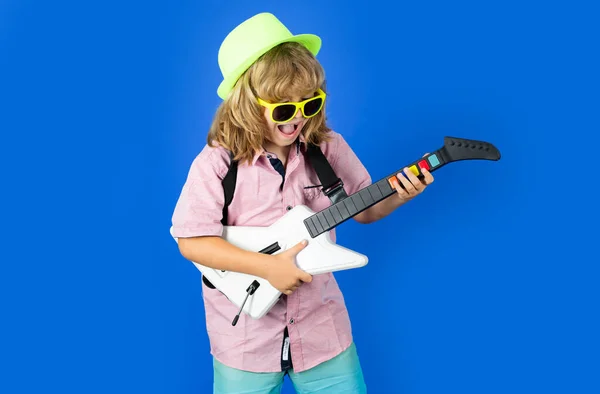 Rapaz Bonito Joga Guitarra Elétrica Com Óculos Engraçados Criança Engraçada — Fotografia de Stock