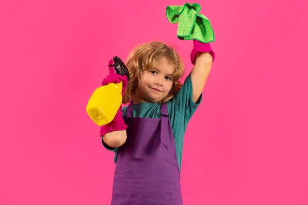 Sprzątaczka Studio Odizolowane Portret Dziecka Mycia Domu Sprzątanie Domu Detergenty — Zdjęcie stockowe