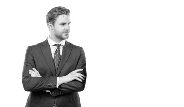 Resmi takım elbiseli ciddi bir profesyonel adam beyaz fotokopi alanında kollarını çapraz tutuyor, patron..