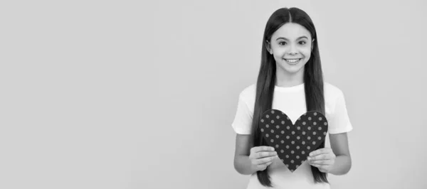 San Valentín Adolescente Chica Sobre Fondo Amarillo Amor Presente Con —  Fotos de Stock