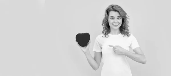 Щаслива Руда Жінка Вказує Пальцем Любовне Серце Жовтому Тлі Кохання — стокове фото