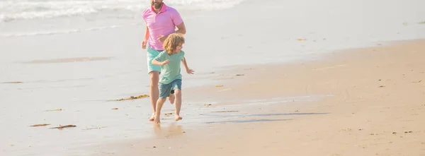 Ojciec Syn Biegający Letniej Plaży Weekend Podróży Rodzinnych Wakacje Ojcowie — Zdjęcie stockowe