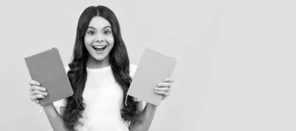 Tonårstjej Med Bok Grabben Planerar Hennes Arbetsrum Student Förbereda Sig — Stockfoto