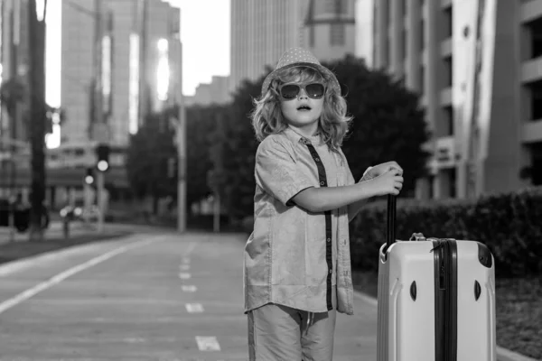 Gyerekek Utaznak Boldog Kisfiú Aki Utazási Bőröndöket Cipel Város Utcáján — Stock Fotó