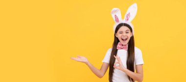 Paskalya alışverişi. Sadece eğleniyorum. Parti için hazırım. Mutlu çocukluk. Neşeli çocuk ürün sunuyor. Paskalya çocuğu yatay posteri. Tavşan çocuğun web afişi, kopyalama alanı