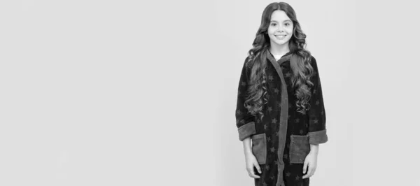 Menina Adolescente Alegre Com Cabelo Encaracolado Pijama Confortável Homewear Cara — Fotografia de Stock
