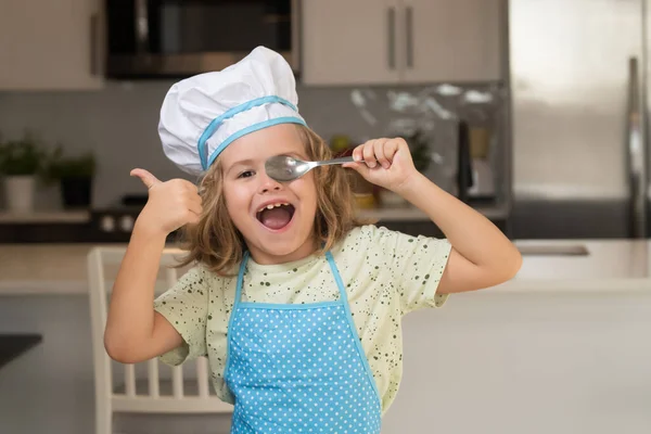 재미있는 요리사가 유니폼을 모자와 앞치마를 부엌에서 요리를 했습니다 아이들 반죽을 — 스톡 사진