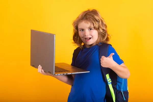 Dizüstü Bilgisayar Kullanan Okul Çocuğu Lkokuldan Kitaplı Çocuk Küçük Öğrenci — Stok fotoğraf