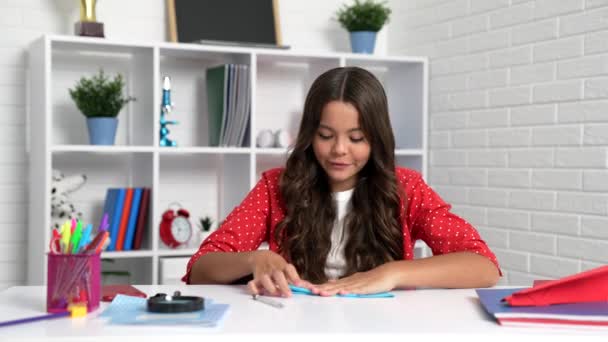 Happy Child Lære Papir Foldning Skolen Skrivebord Skolebarn – Stock-video