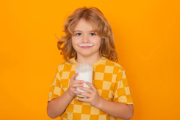 Portret Dziecka Pijącego Mleko Żółte Odizolowane Tło Pracowni Dziecko Szklanką — Zdjęcie stockowe