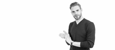 Mikropları temizlemek için ellerinizi iyice yıkayın. Adam ellerini birbirine sürtüyor. Alkol mendili. İnsan yüzü portresi, kopyalama alanı olan pankart