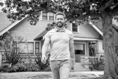 Neşeli sakallı adam broker satıyor ya da kiralıyor. Bilgisayarı çevrim içi tutuyor, gururla satın alıyor..