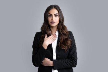 Gri izole arka planda takım elbiseli başarılı iş kadını portresi. Ciddi ofis çalışanı, yönetici çalışanı.