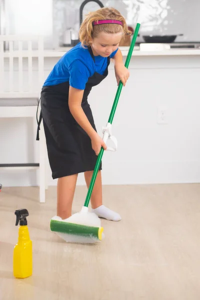Kind Hilft Bei Der Hausarbeit Putzt Kinder Wischen Haus Hause — Stockfoto