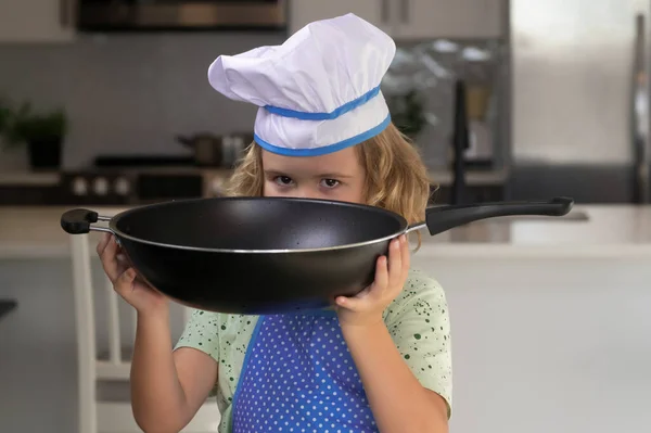 어린이 요리사 식탁에 재미있는 어린이는 집에서 키친에서 준비하는 빵집에서 빵굽는 — 스톡 사진