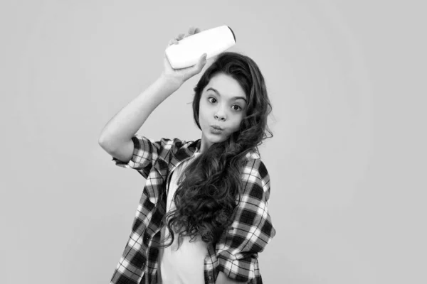 Menina Adolescente Com Condicionadores Xampu Garrafa Gel Banho Cuidados Com — Fotografia de Stock