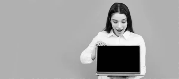 Zaskoczona Kobieta Białej Koszuli Pokazująca Prezentację Reklamy Komputerowej Przestrzeń Ksero — Zdjęcie stockowe