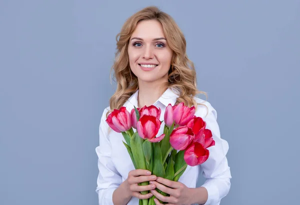 Gri Arka Planda Bahar Lale Çiçekleri Olan Mutlu Kız — Stok fotoğraf