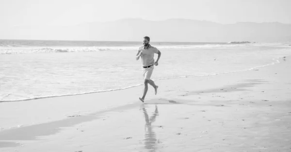 体育运动员在海上赛前跑得很快 以赢得比赛 晨练活动 健康的男人在阳光灿烂的海滩上奔跑 精力充沛的夏天跑步者感到自由 快点耐力和耐力 快乐的短跑运动员 — 图库照片