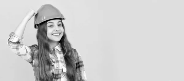 エンジニアの10代の女の子 ヘルメットと小切手シャツの幸せな10代の女の子安全性 ハード帽子水平ポスターデザインの子供 バナーヘッダー コピースペース — ストック写真