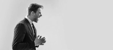 Bağırıp çağırıyorlar. İnsan yüzü portresi, fotokopi alanı olan pankart. Takım elbiseli iş adamı, izole edilmiş stüdyo geçmişi, afiş. Kızgın işadamı çığlığı gri arka plan