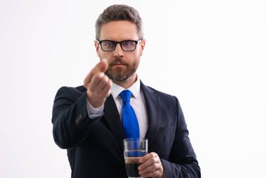 Baş ağrısından muzdarip yorgun, gözleri kapalı, kafaya dokunan, ağrıyı dindiren, migreni olan yorgun bir adam. İş sorunları. Adam baş ağrısından ilaç alıyor.