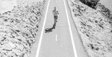 Dayanıklılık ve dayanıklılık. günlük çalışma eğitimi. Tam boy. Meydan okuma ve rekabet. Sağlıklı bir yaşam tarzı. Yetişkin bir adam yolda koşuyor. Spor aktivitesi. Enerji dolu. Adam özgürlüğü hissediyor. Acele et..