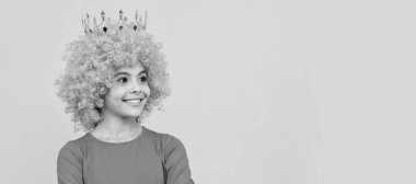 Güzel gülümseme. Kendini prenses olarak hayal et. Diadem 'deki komik çocuk. Tacın içindeki bencil genç kız. Peruklu komik ergen çocuk, parti posteri. Başlık, kopyalama alanı