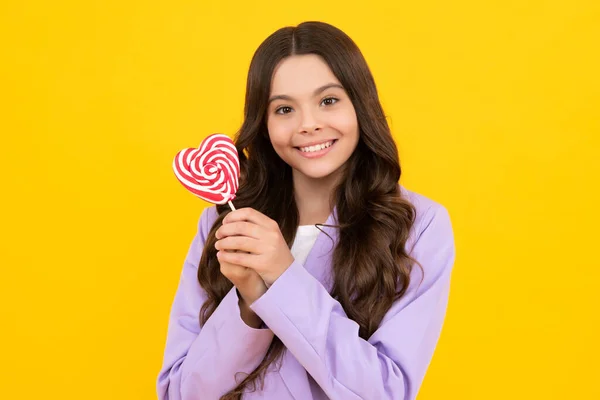 색다른 롤리팝을 웃긴아이 시절의 맛있는 캐러멜 롤리팝을 적극적 미소짓는 소녀의 — 스톡 사진