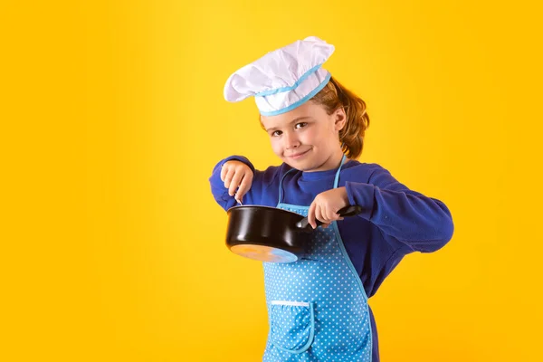 Aşçı Çocuk Tencereyle Yemek Pişiriyor Çocuk Fırın Üniforması Giyiyor Aşçı — Stok fotoğraf