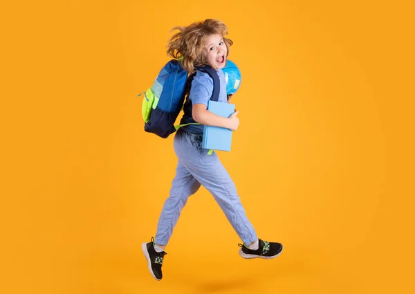 아이는 뛰어내려 학교를 즐긴다 황갈색 배경때문에 고립된 등교하는 — 스톡 사진