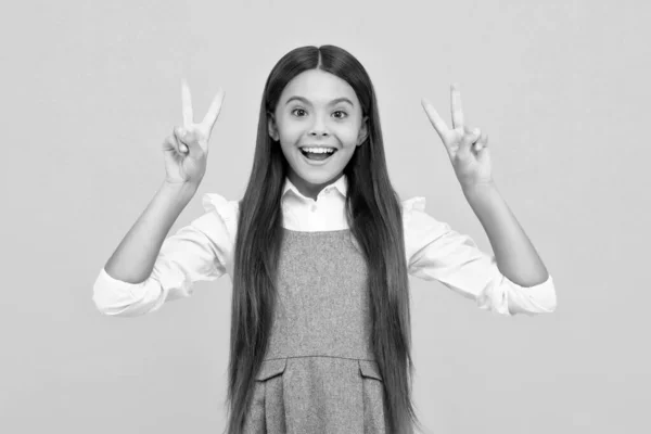 Щаслива Дівчина Обличчям Позитивними Усміхненими Емоціями Портрет Веселої Дівчинки Підлітка — стокове фото