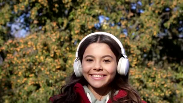 Veselý Dospívající Dívka Poslech Hudba Venku Dospívající Dívka Poslouchající Venku — Stock video