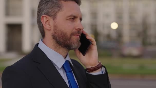 Homem Negócios Caucasiano Tem Conversa Telefónica Negócios Conversa Homem Negócios — Vídeo de Stock