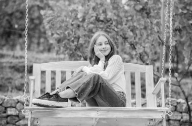 Yaz etkinliği. pozitif duygular. Salıncaktaki çocuğu rahatlatıyor. Çocuk dışarıda sallanıyor. Genç kız oyun alanında eğleniyor. çocukluk mutluluğu. Park yerinde dinlen..