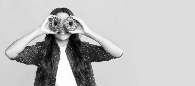 Komik çocuk çöreği. Fırın ve kafe. Donut kalorili bir çocuk. Yemek ve tatlı. Çörek fırını. Genç kız eğleniyor. Pişirilmiş. Tatlı düşkünü. çocukluk mutluluğu. Lezzetli.