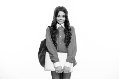 Okul çocuğu. Uzaktan öğrenme online mesafe eğitimi, uzaktan eğitim. Liseli kız dizüstü bilgisayarı tut