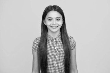 Gençlik gününde kameraya gülümseyen bir kızın hayat tarzı portresi. Mutlu çocuklar günü.