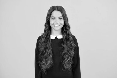 Stüdyonun arka planında izole edilmiş genç bir kızın portresi. Çocukluk yaşam tarzı konsepti. Kopyalama alanı oluştur