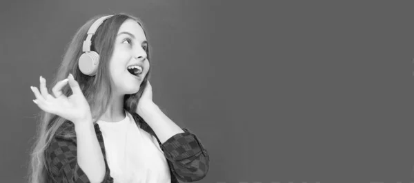 Ευτυχισμένη Έφηβη Ακουστικά Εραστής Μουσικής Άκου Μουσική Αξεσουάρ Ασύρματης Συσκευής — Φωτογραφία Αρχείου
