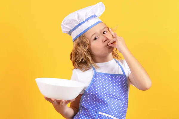 Забавный Малыш Повар Кухонной Тарелкой Студийный Портрет Ребенок Форме Повара — стоковое фото
