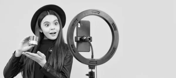 Jonge Schoonheidsblogger Vrolijk Kind Doet Make Vlogger Met Cosmetica Het — Stockfoto