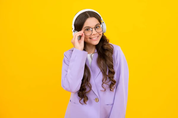 Young Teen Child Listening Music Headphones Girl Listening Songs Wireless — Fotografia de Stock