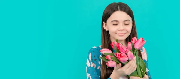 Çocuk Mart Için Çiçek Tutuyor Mavi Arka Planda Bahar Buketi — Stok fotoğraf
