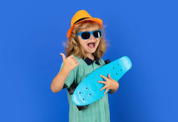 Щасливий Хлопчик Тримає Скейтборд Синьому Фоні Ізольовано Студійний Портрет Модних — стокове фото