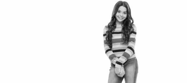 十代のファッションに隔離された縞模様のセーターの幸せなティーンの女の子の笑顔 子供の顔 水平ポスター 十代の女の子隔離された肖像画 コピースペースのバナー — ストック写真